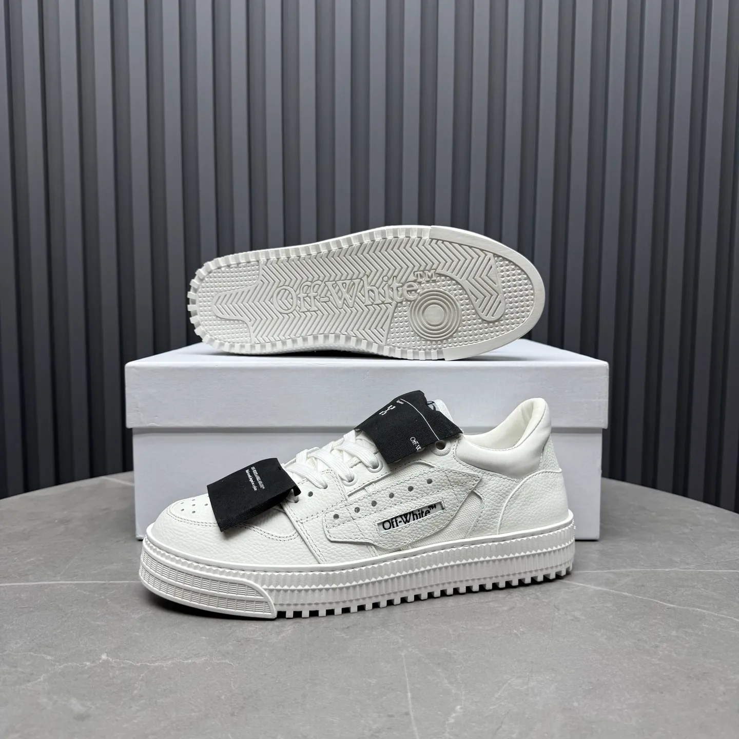 【OFF WHITE】P: 680💰Couple model👫, Size: Female 35-40. Male 39-44 (customized at 45.46) High-quality version👊 "Out of office" series original molding, original lasting, production process 1:1 original ➰OFF GRAY WHITE OW ➰ First layer of cowhide, imported skin-friendly and environmentally friendly polyester mesh, original molding, high elasticity and environmentally friendly molding pad Made with the original lasting process. The original molded rubber outsole (never yellows and deforms) has a super correct shape, bright color and strong three-dimensional effect👍. Packaging💯Full set of packaging synchronized with the official website (branded paper, certificate of quality, branded cloth bag)
